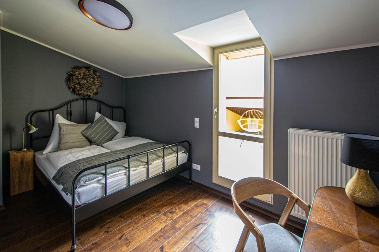 Quite Loft With Balcony And 3 Air Conditioners 布拉格 外观 照片